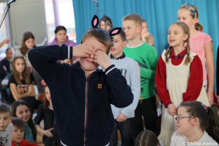 Otroci Osnovne šole Marije Vere so pozdravili pomlad in se spomnili knjižnih junakov (37)